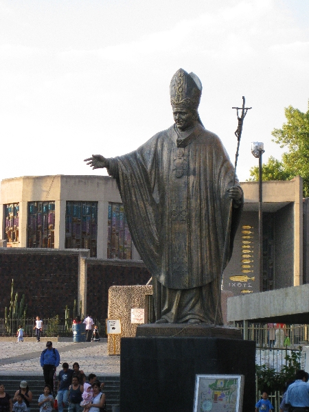 Statue to Pope John Paul II